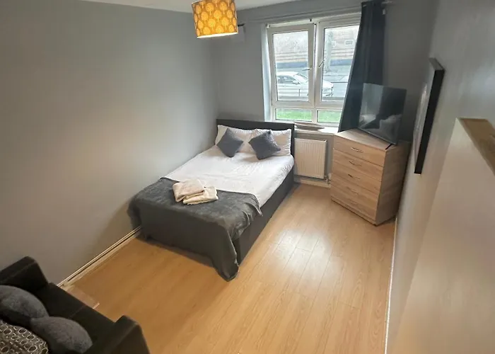 1 Bedroom Flat In Whitechapel, London