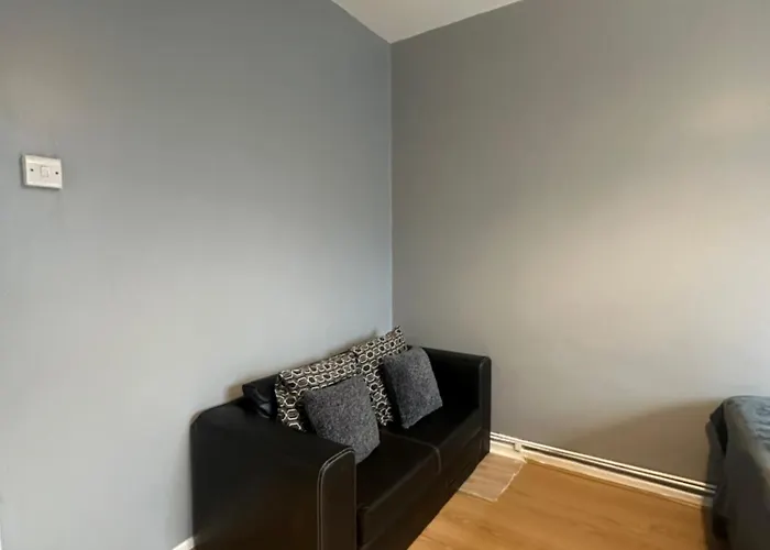1 Bedroom Flat In Whitechapel, London
