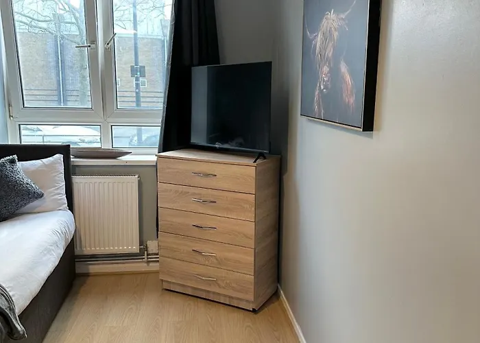 1 Bedroom Flat In Whitechapel, London